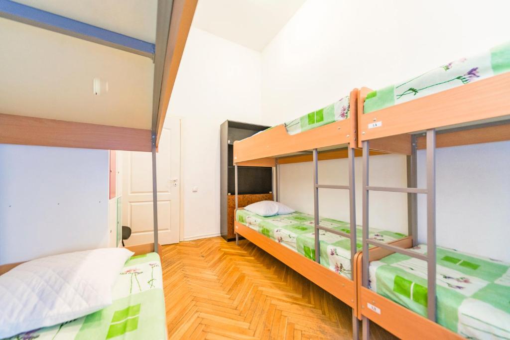 Двох'ярусне ліжко або двоярусні ліжка в номері Muzey Hostel