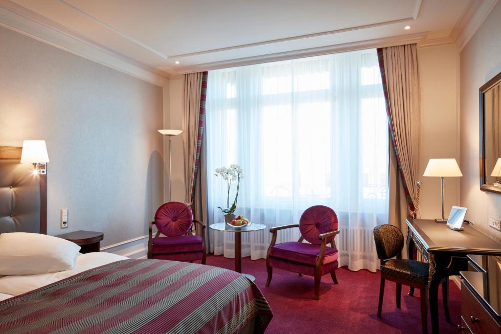 Postel nebo postele na pokoji v ubytování Hotel Schweizerhof Zürich