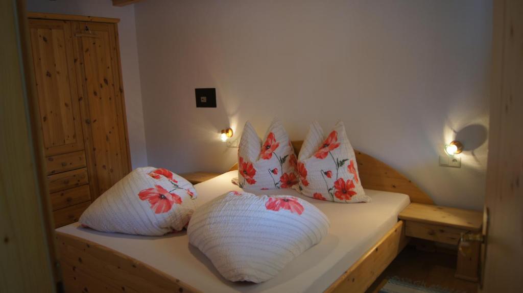 - deux oreillers installés sur un banc dans une pièce dans l'établissement Tendershof Reschen, à Resia