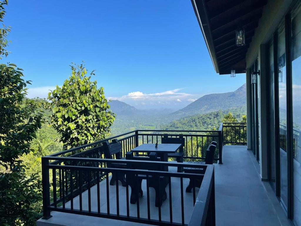 un balcón de una casa con vistas a las montañas en Balumgala Estate Bungalow Kandy, 