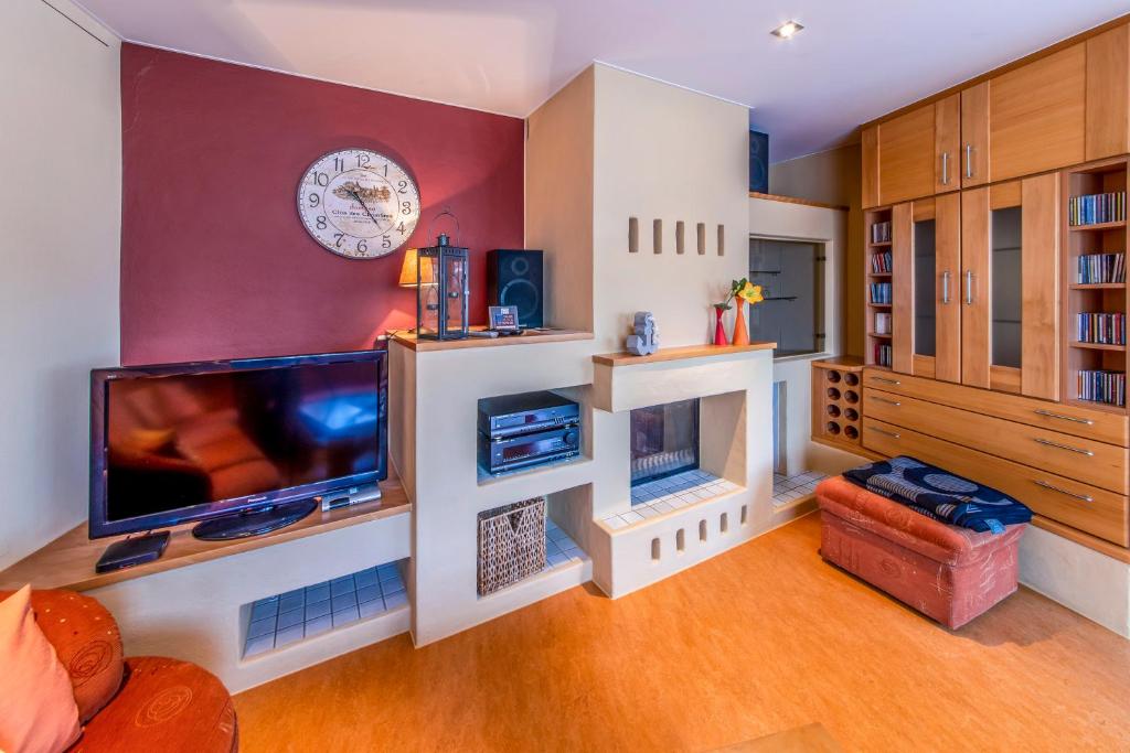 uma sala de estar com televisão e lareira em Ferienhaus CAMILLO em Bullange