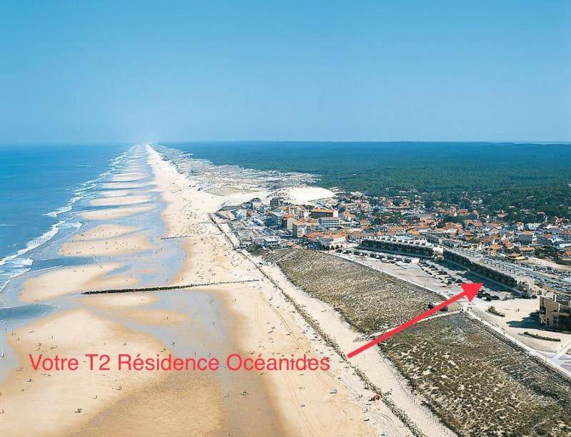 uma vista aérea de uma praia com um marcador vermelho em T2 Rés Océanides vue Océan, parking privé em Lacanau-Océan