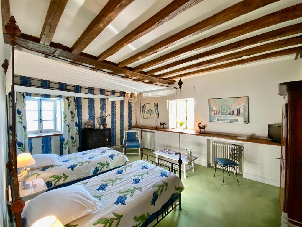a bedroom with two beds and a desk at Domaine Des Bidaudieres in Vouvray