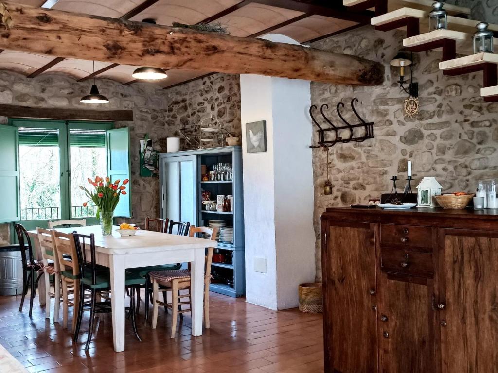 cocina y comedor con mesa y sillas en Vivalidays Casa Rural Anna Mieres Gerona, en Mieres