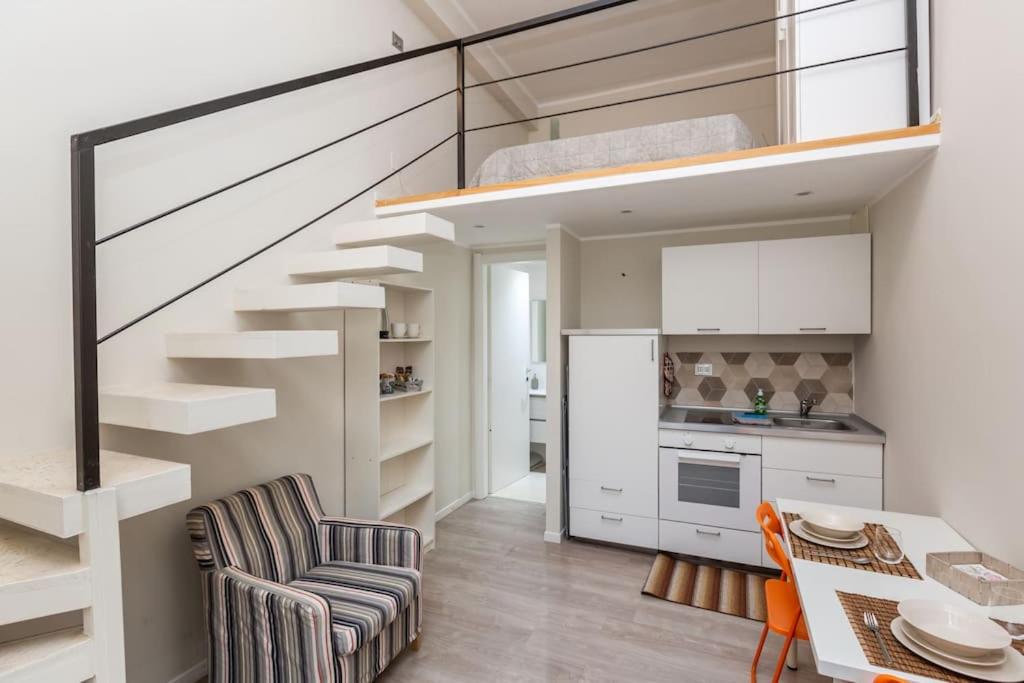 una cocina y comedor con una escalera en una casa en In Verticale, en Turín