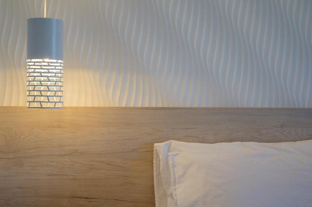 Postel nebo postele na pokoji v ubytování Mythos Suites Hotel