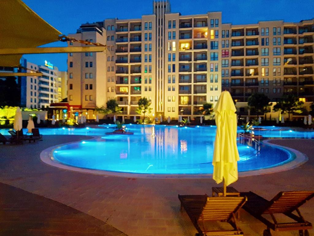 Bazén v ubytovaní Cozy Apartment in Barceló Royal Beach Hotel ***** alebo v jeho blízkosti