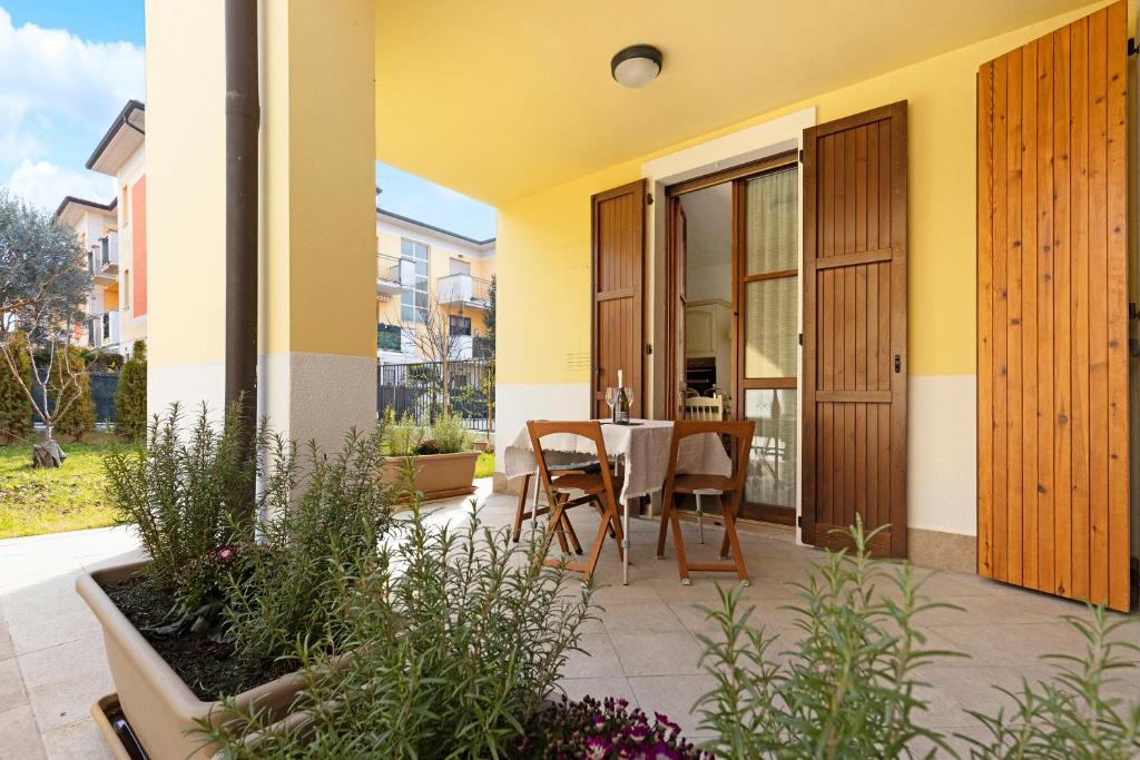 eine Terrasse mit einem Tisch und einigen Pflanzen in der Unterkunft La Villa in Mantua