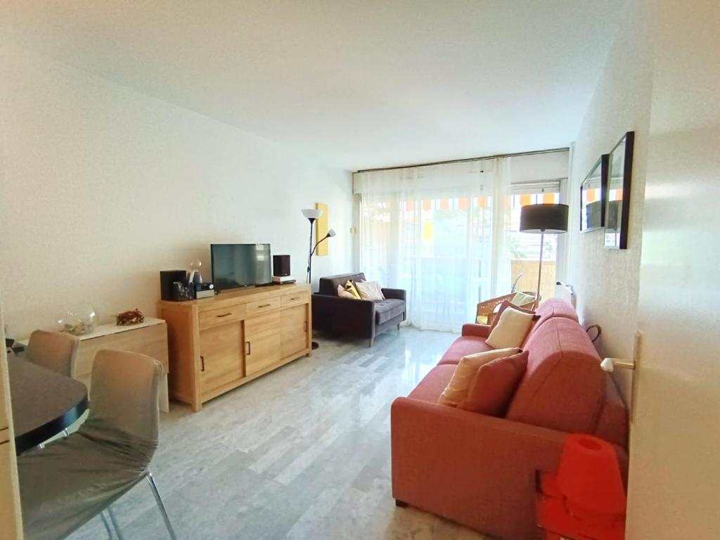 Et tv og/eller underholdning på Tribuperez à Juan-Antibes