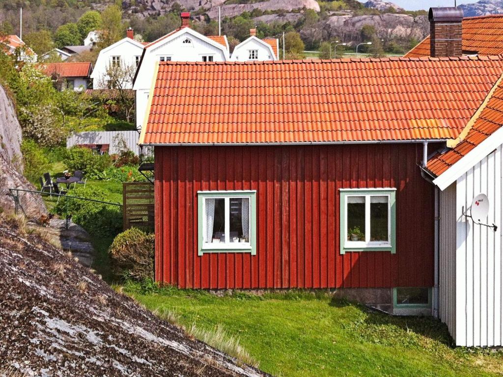Gerlesborgにある3 person holiday home in HAMBURGSUNDの丘の上のオレンジ色の屋根の赤い家