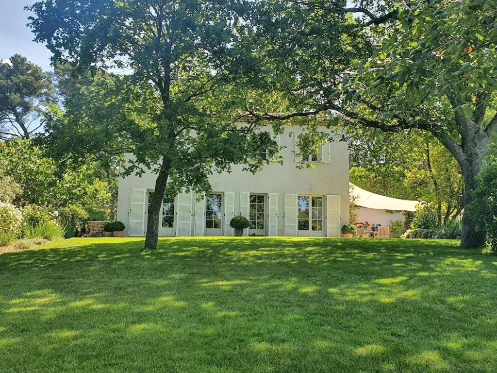 une grande maison blanche avec une grande cour dans l'établissement Lou Pantai, House, 5 bedrooms 8 persons, Pool, Large garden, 4km from AIX EN PROVENCE, à Aix-en-Provence