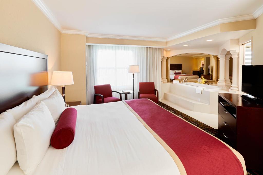 ein Hotelzimmer mit großem Bett und Badezimmer in der Unterkunft Miccosukee Casino &amp; Resort in Miami