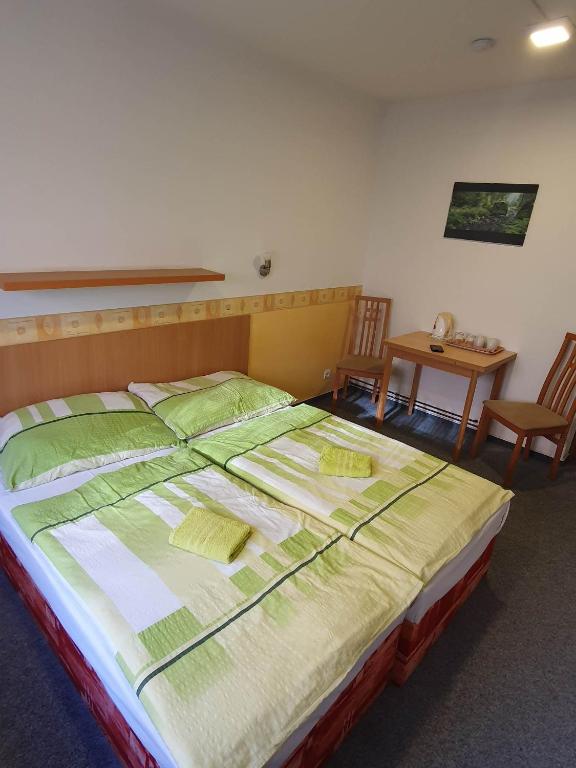 Postel nebo postele na pokoji v ubytování Hotel Děčín Na Skřivánce