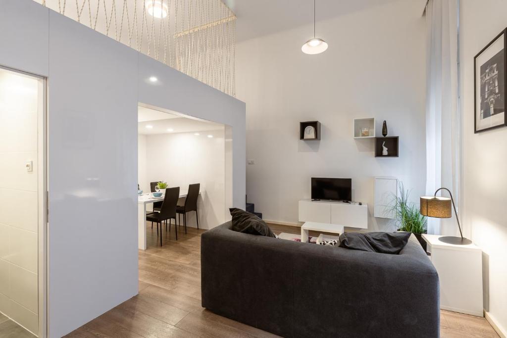Televízia a/alebo spoločenská miestnosť v ubytovaní Modern Stylish Loft next to New York Palace