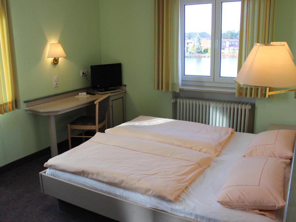 Postel nebo postele na pokoji v ubytování Hotel Gasthof Seehof