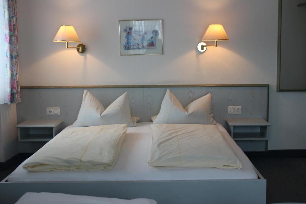 Postel nebo postele na pokoji v ubytování Hotel Gasthof Seehof