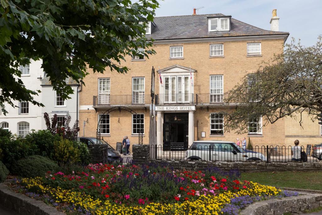 un edificio con un ramo de flores delante de él en The Kings Harbour Hotel, en Christchurch