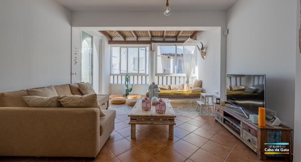 sala de estar con sofá y mesa en Apartamento Peñón Blanco, en La Isleta del Moro