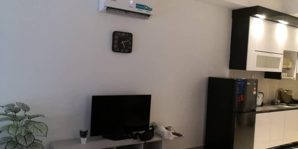 - un salon avec une télévision et un réfrigérateur dans l'établissement Js homestay, à Malacca