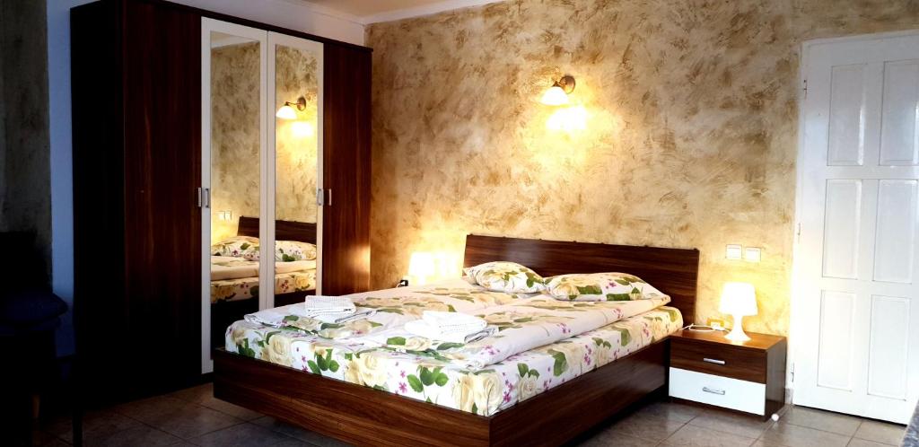 um quarto com uma cama e um espelho grande em Andro Apartments em Sófia