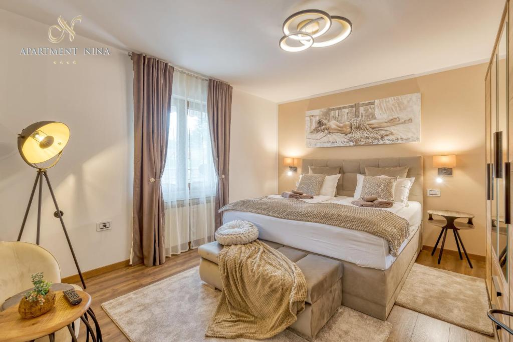 sypialnia z łóżkiem, stołem i krzesłem w obiekcie Apartment Nina Pazin w mieście Pazin