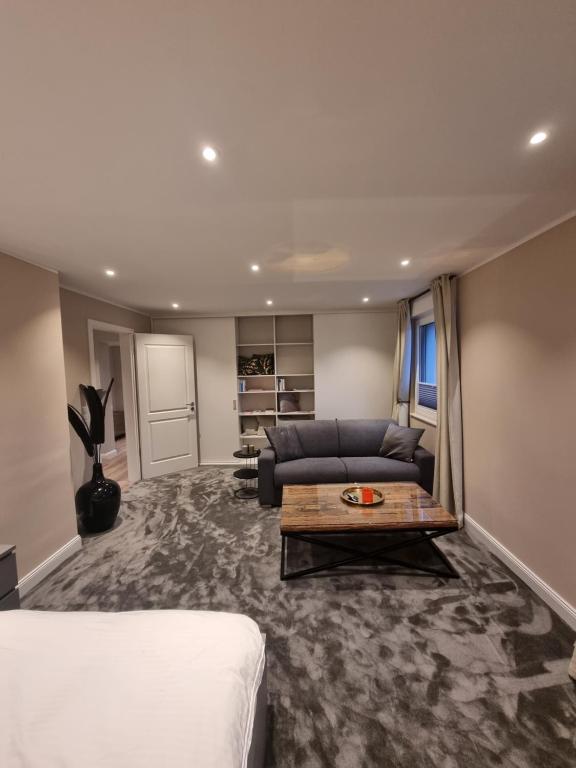 Кровать или кровати в номере Modernes & Komfortables 1 Zimmer Privatwohnung im Einfamilienhaus