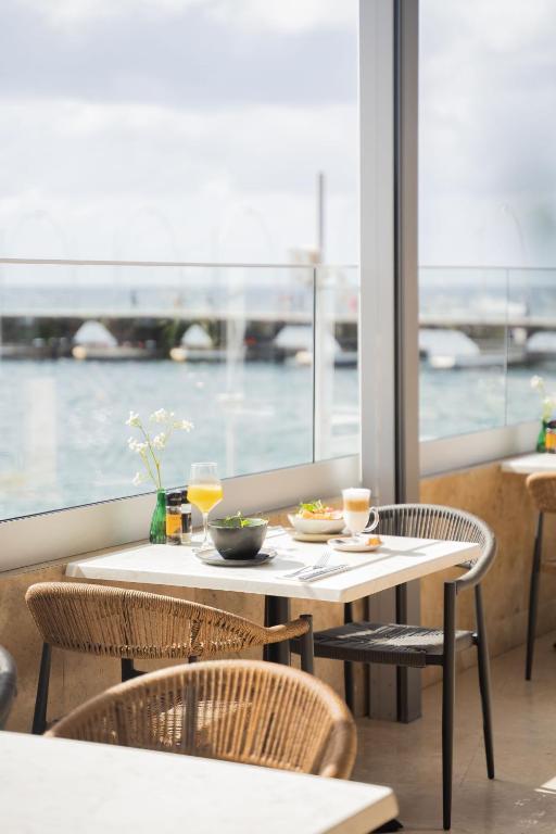 Výhled na řeku, která protéká v blízkosti hotelu
