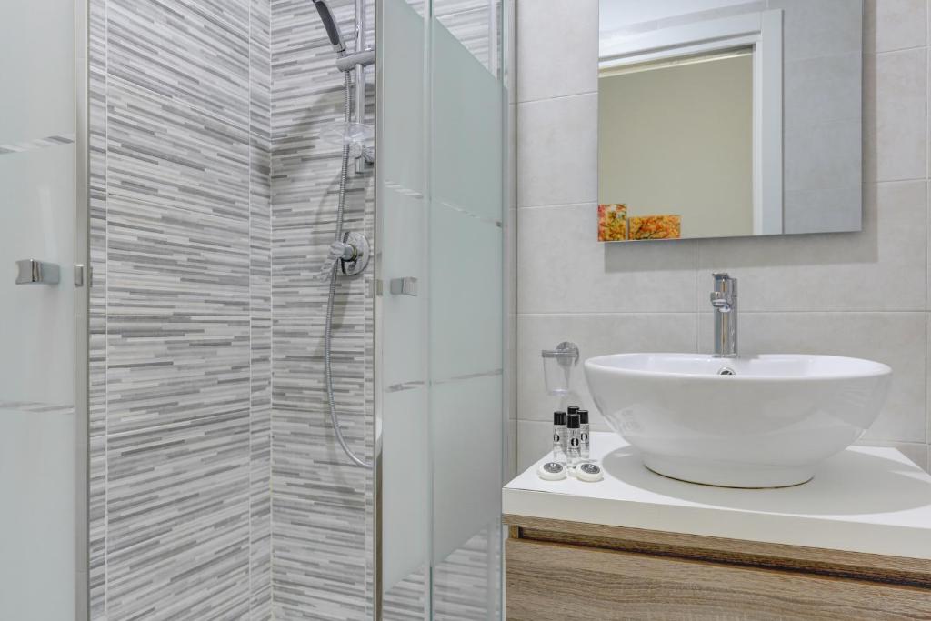 Voyager House Termini - Home and More - Double Room With Private Bathroom