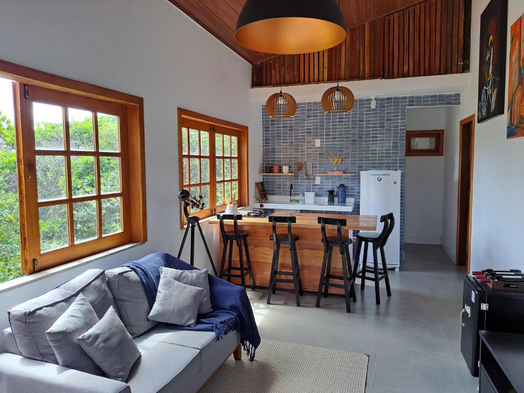 ein Wohnzimmer mit einem Sofa und einer Küche in der Unterkunft A Casa Azul - Igatu in Igatu