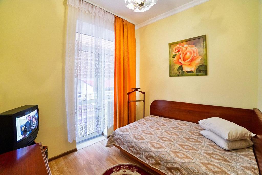 Postel nebo postele na pokoji v ubytování Апартаменти в Готелі в центрі Трускавця - 50 м до центрального бювету