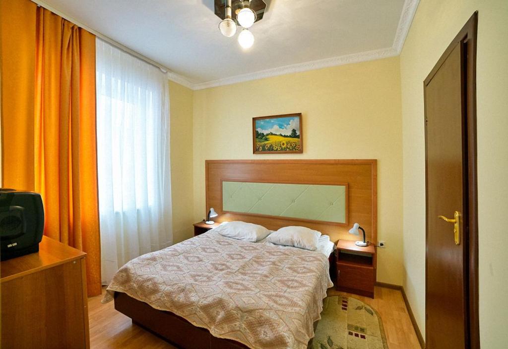 Postel nebo postele na pokoji v ubytování Апартаменти в Готелі в центрі Трускавця - 50 м до центрального бювету