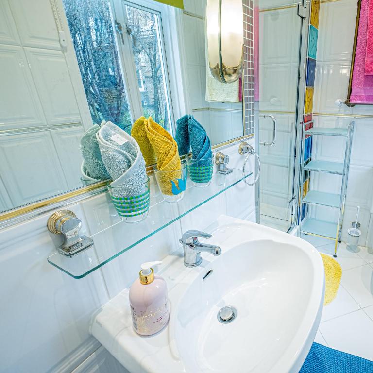 Dawson Place, Juliette's Bed and Breakfast - Classic Triple Room