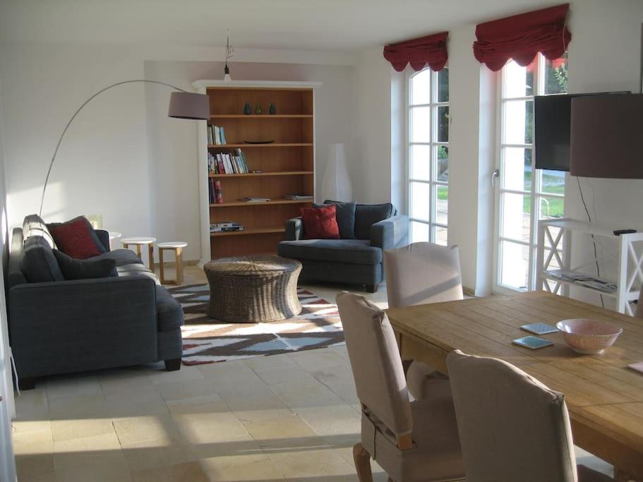 uma sala de estar com mesa e cadeiras em Gutshof Ferienwohnung in Seenähe em Diessen am Ammersee