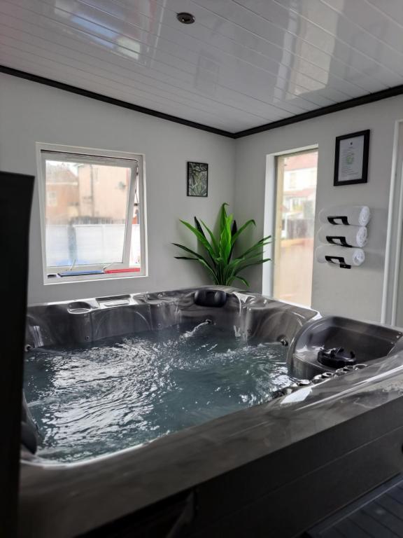 Family Holiday with Hot tub , Family groups only - 三居室房屋