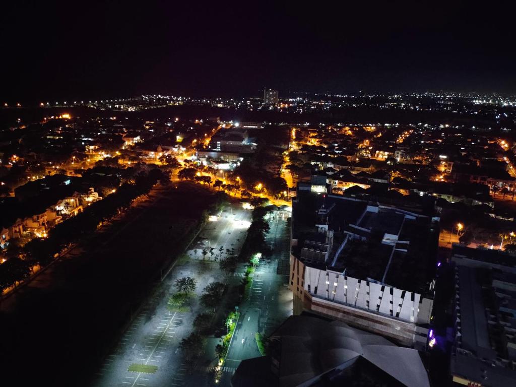 une vue aérienne de nuit sur une ville dans l'établissement Amore Apartment, à Kalisari