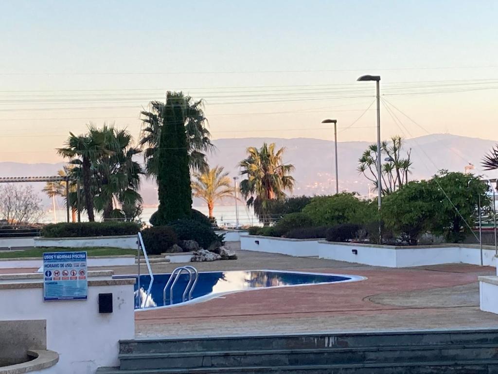 Bazén v ubytování RESIDENCIAL ILLAS ATLANTICAS en SANXENXO nebo v jeho okolí