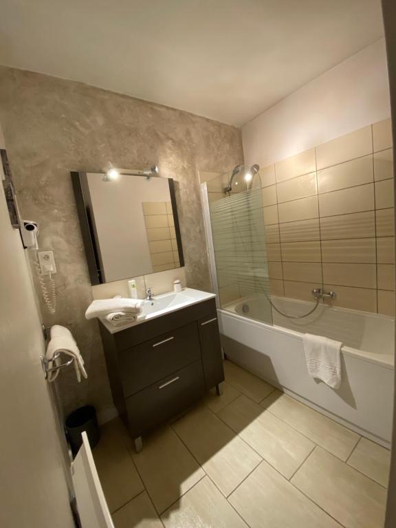 Koupelna v ubytování Logis Hôtel Médiéval, Montélimar Nord