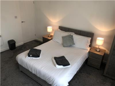 - une chambre avec un lit et 2 serviettes dans l'établissement Upper Ashby Apartments, à Brumby