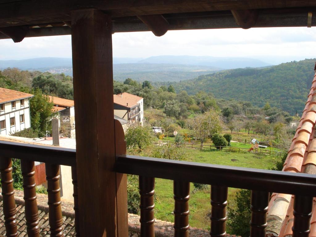 una vista desde el balcón de una casa en Apartamentos Azahar en Mogarraz