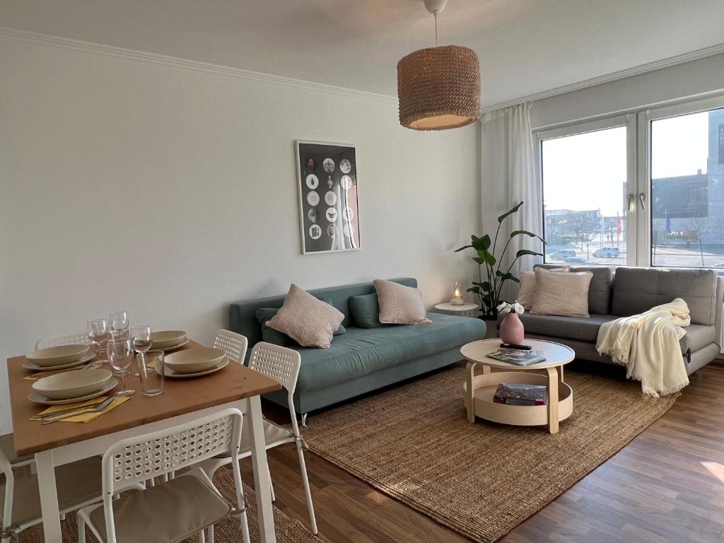 ein Wohnzimmer mit einem Sofa und einem Tisch in der Unterkunft Zentrale Apartments im Herzen vom Bremerhaven in Bremerhaven