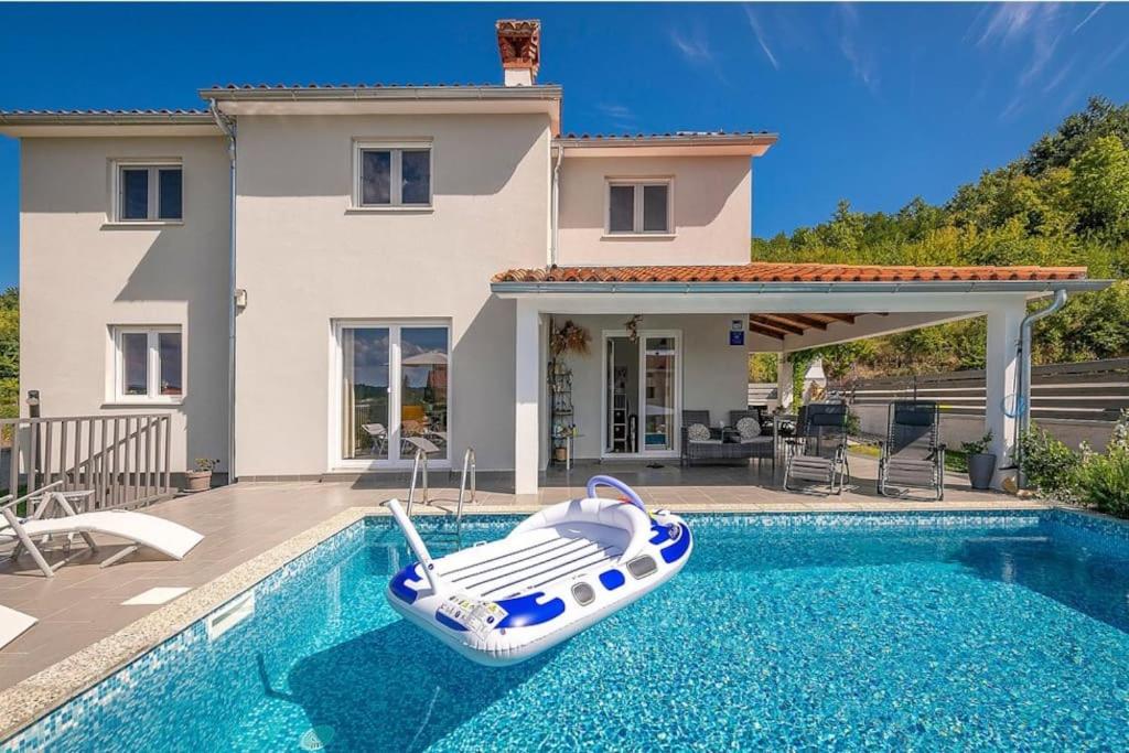 Πισίνα στο ή κοντά στο Villa Kapelica Labin