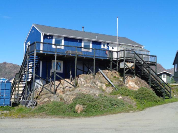 uma casa azul no topo de uma colina em Sisimiut Bed & Breakfast em Sisimiut