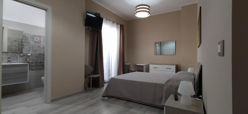 1 dormitorio con 1 cama y baño en Giliberto Rooms, en Portopalo di Capo Passero