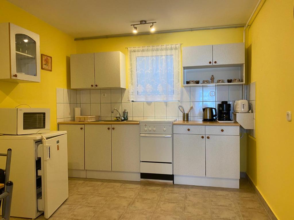 Kuchyňa alebo kuchynka v ubytovaní Magnólia Apartman Zalakaros