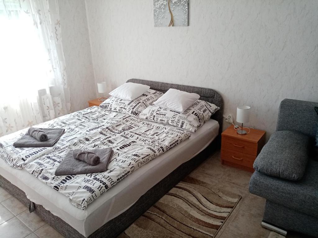 Posteľ alebo postele v izbe v ubytovaní Magnólia Apartman Zalakaros