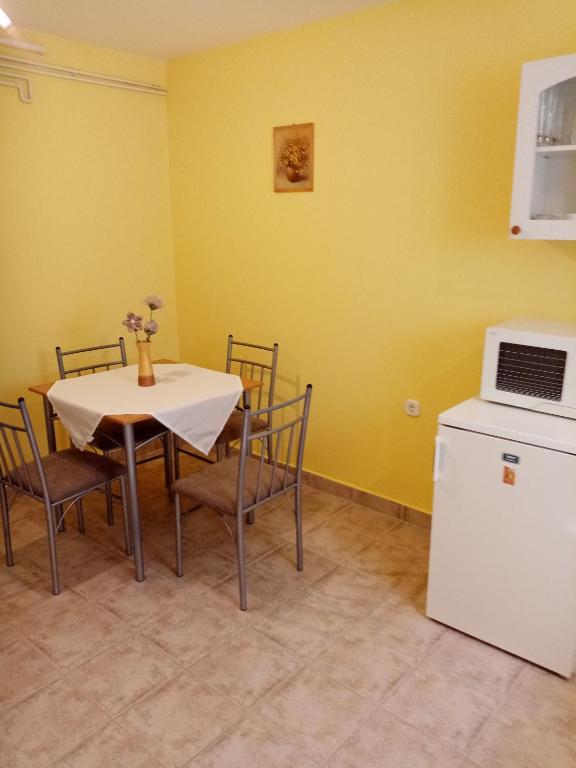 Kuchyňa alebo kuchynka v ubytovaní Magnólia Apartman Zalakaros