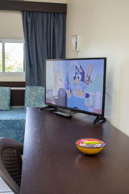 TV a/nebo společenská místnost v ubytování NOUVEAUTÉ CLÉ EN MAIN - L'EDEN - STUDIO HOTEL CARAYOU: BAR, PISCINE, PLAGES