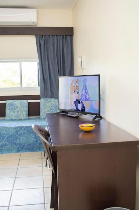 TV a/nebo společenská místnost v ubytování NOUVEAUTÉ CLÉ EN MAIN - L'EDEN - STUDIO HOTEL CARAYOU: BAR, PISCINE, PLAGES