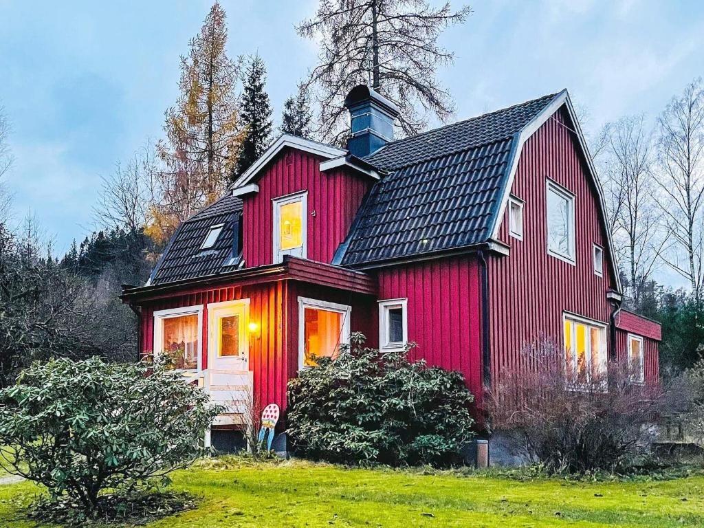 uma casa vermelha com um telhado preto em Holiday home ÅMÅL em Amal