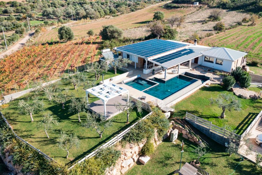 - une vue aérienne sur une maison avec une piscine dans l'établissement Villa Sara, à Lotzorai